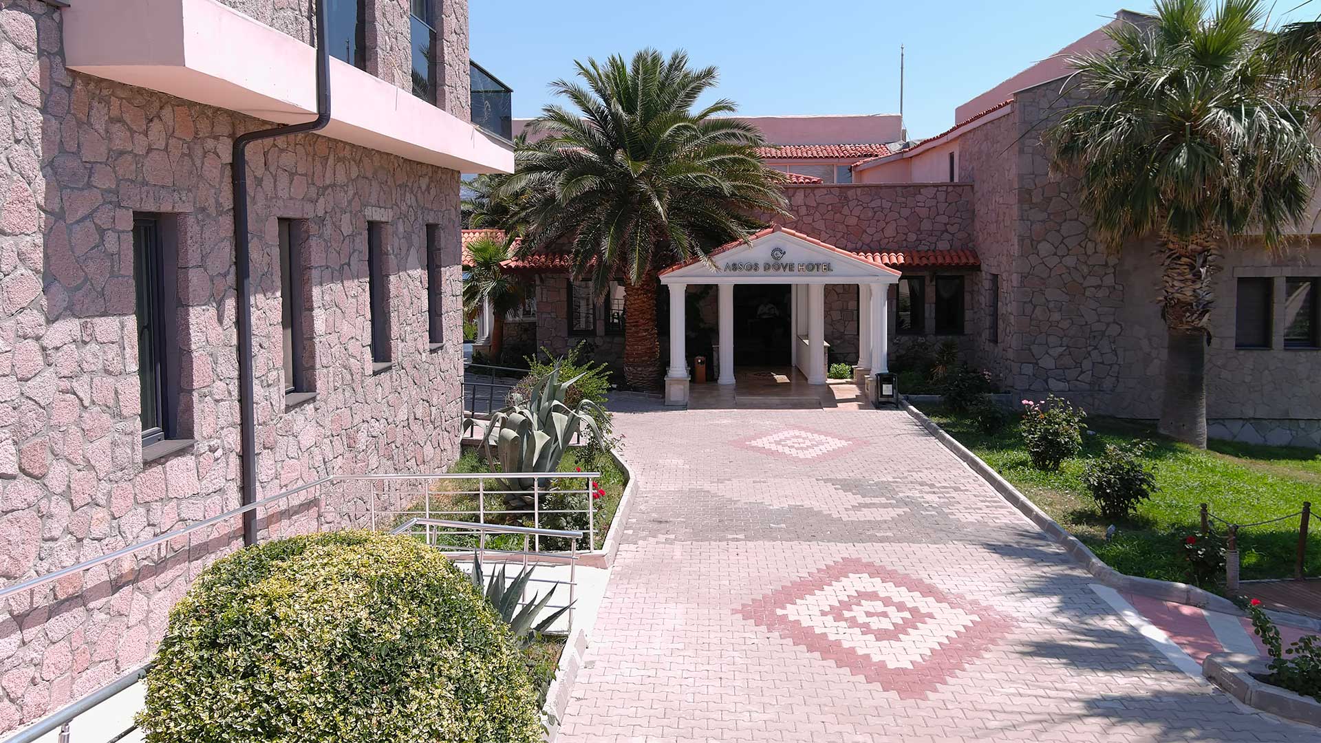 Assos Dove Hotel'in Kadırga Koyu'ndaki girişi