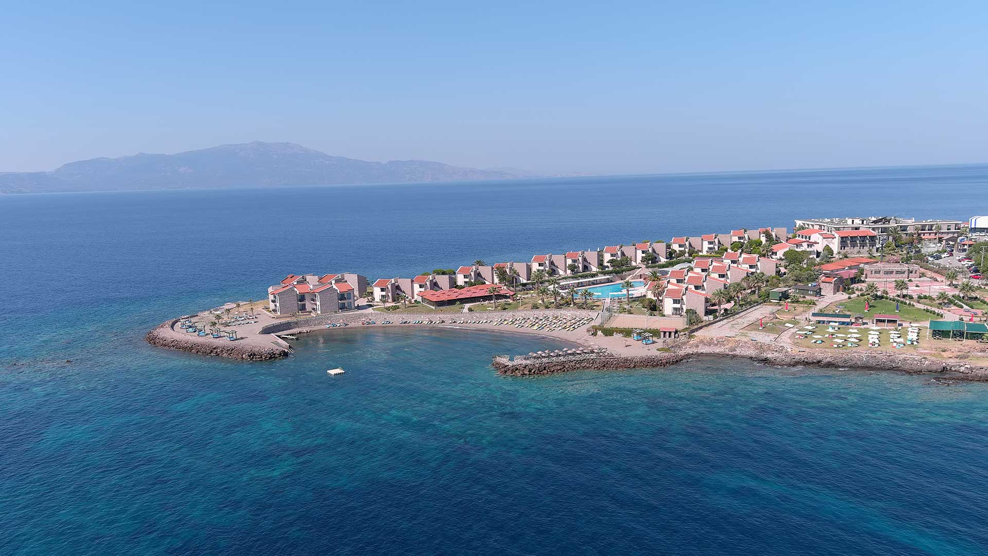 Kadırga Koyu ve ufukta Midilli Adası manzarası
